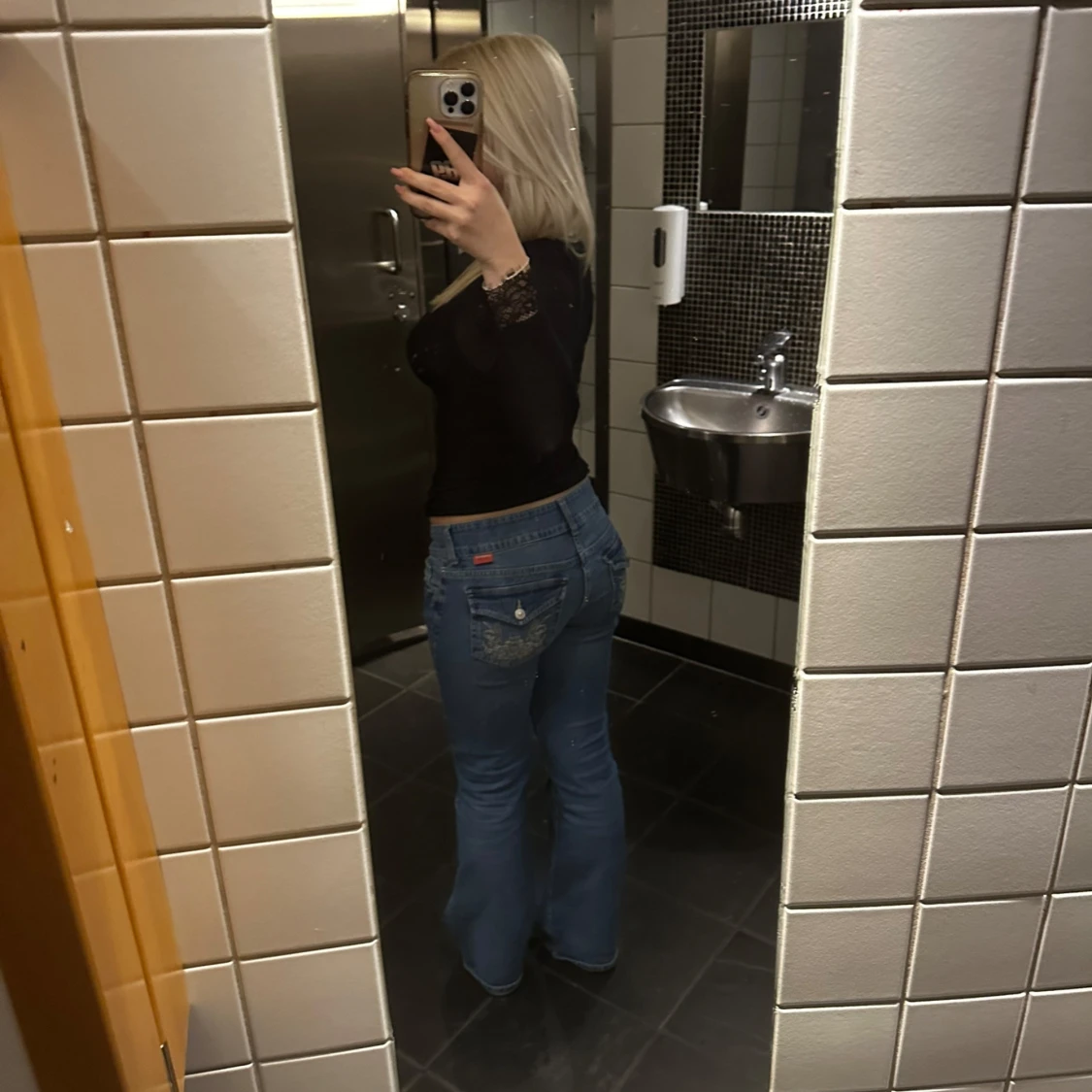 Blå jeans med bootcut