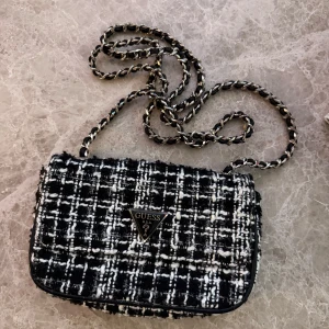 Rutig axelväska från Guess - Perfekt liten väska att ha på t.ex festivaler i sommar :)