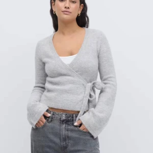 Grå omlottkofta - Säljer en mysig grå omlottkofta med knytband i midjan, knappt använd