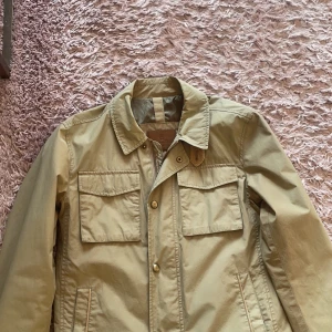 Massimo Dutti - Feildjacket - Säljer en grymt snygg feildjacket från Massimo Dutti | NYSKICK! Endast provad! | Stl: S | Nypris runt 1,1k | Både snygg och limiterad | Kom med frågor och funderingar!📩