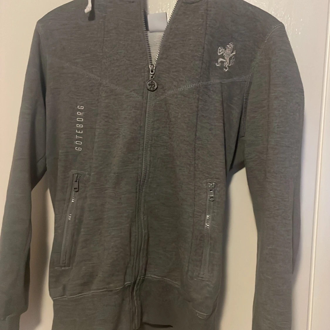 Grå hoodie med dragkedja från IFK Göteborg