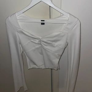 Vit långärmad festtopp - Säljer en stilren vit långärmad festtopp. Aldrig använd💕💕