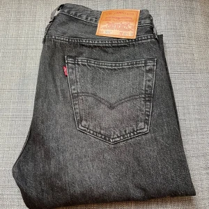 Levi’s jeans - Säljer ett par gamla mörkgrå Levi’s jeans i klassiska modellen 501, W32/L32. Knappt använts, så i fint skick fortfarande. Tillverkade i slitstarkt högkvalitativt denim. Nypris ligger la på 1000kr ish. Hör gärna av er vid eventuella funderingar😁✌️
