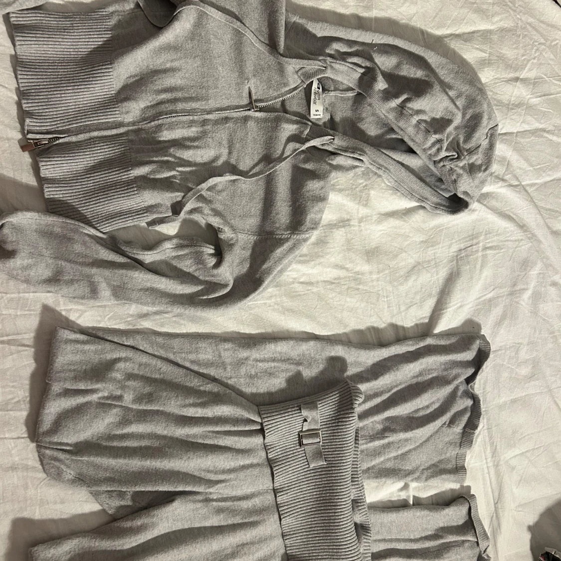 Grå hoodie med matchande byxor - 1