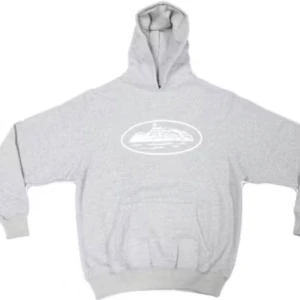 Grå hoodie med tryck - Säljer en grå hoodie med ett tryck på bröstet. Den har en klassisk passform med långa ärmar och en bekväm huva. Perfekt för en avslappnad stil.