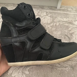 Isabel Marant liknande skor - Säljer mina skor som liknar Isabel Marant! De är lite slitna men fortfarande väldigt fina❤️