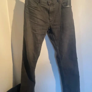 Jeans - Säljer dessa Wrangler jeans som är hel svarta perfekt för om du ska till begravning men inte har kostym så är svarta byxor perfekt eller om du ska vakta ortens gränder! Ny pris 1000 du får dem för 99 änvända 2 ggr