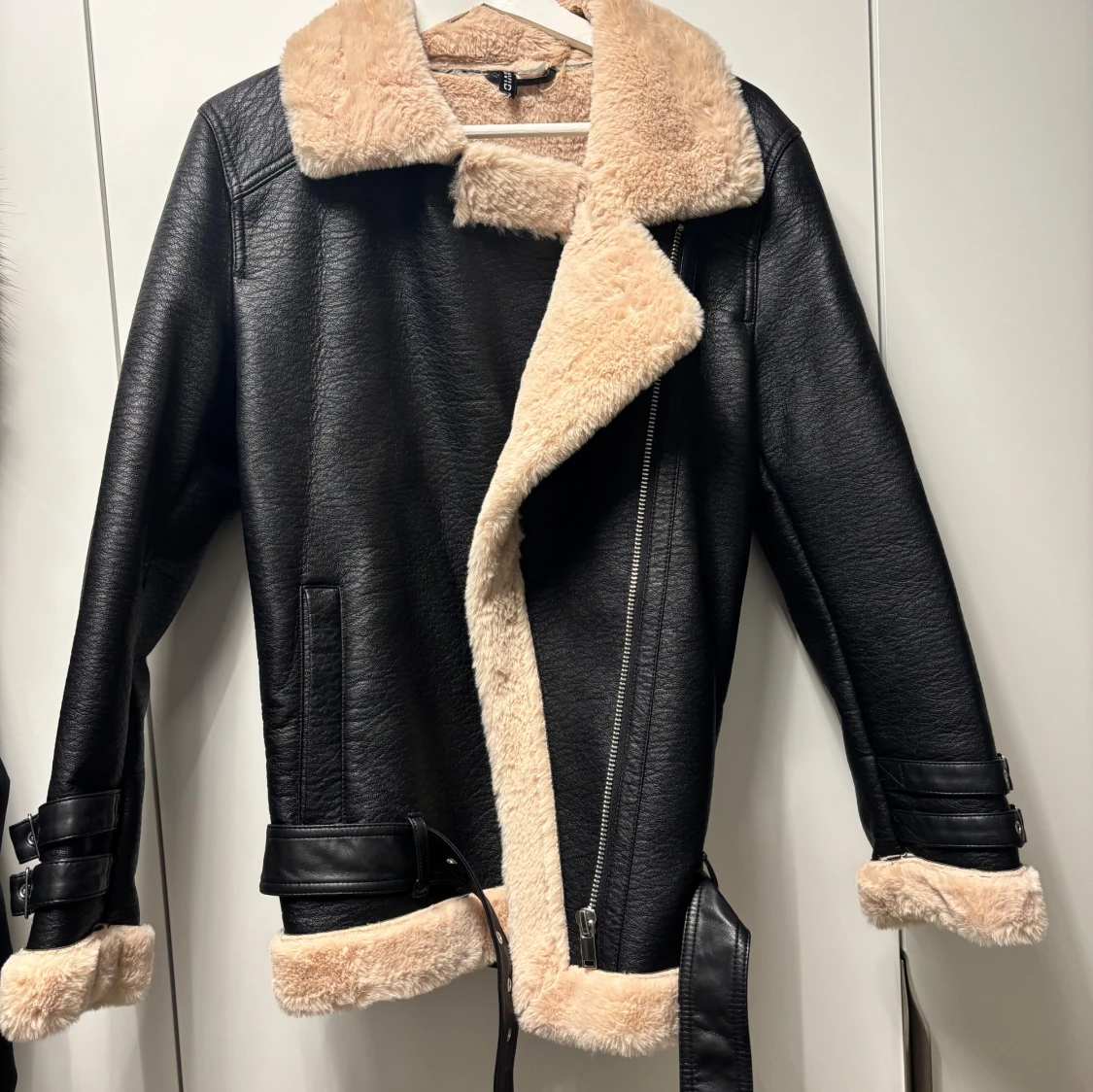 Svart skinnjacka med beige pälsfoder - 1