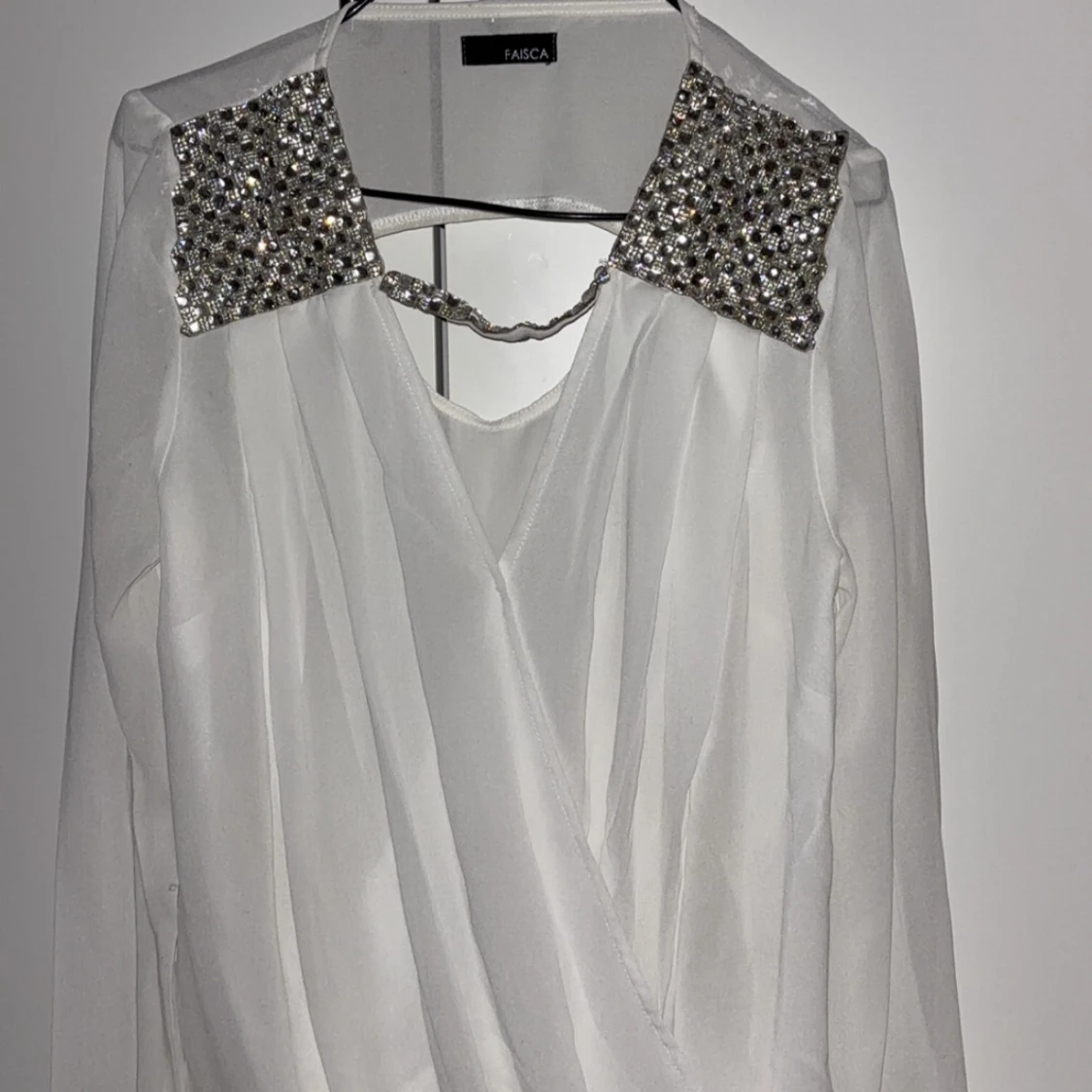 Vit blus med paljettdetaljer från Faisca - 1