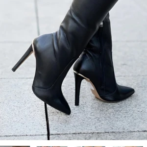 Svarta och bruna stövlar med dragkedja - Helt nya och oanvända stövlar.   Snygga stövlar i både svart och brunt skinn. ”Ortopediska stövlar” kallas de, Båda har dragkedja på insidan och har mjuka comfort sulor samt hälstabilitet och stötdämpande hälkappa.     Perfekta för både stil och komfort. Klackhöjd 8 cm, nypris : 1400kr, köptes för 799kr, säljes nu 550 , pris kan disk vid köp av båda eller separat 