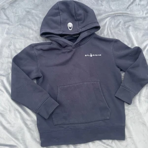 Mörkblå hoodie från Sail Racing - Säljer en snygg mörkblå hoodie från Sail Racing. framtill och en liten logotyp på bröstet. Perfekt för en avslappnad stil. Använd 3-4 gånger 