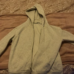 Grå hoodie från 157 - Säljer en grå hoodie från 157 i storlek S. Jätte skön och bekväm, har även en dragkedja. Inga fläckar eller märken 