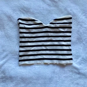 Randig tubtopp - Så fin och somrig tubtop som tyvärr är för stor för mig💓Det är bara att skriva för fler bilder eller frågor!💓Storlek xl men passar även l, m och s om man använder en säkerhetsnål eller syr in den lite! 