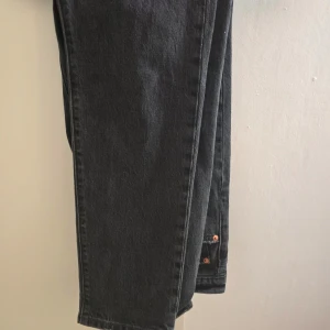 Svarta jeans från Levi's - Snygga svarta jeans från Levi's med klassisk design 501. De har en rak passform och är aldrig använda. Säljer dessa åt min mamma då hon aldrig använder de och de är i strl 28/30 vilket motsvarar en M
