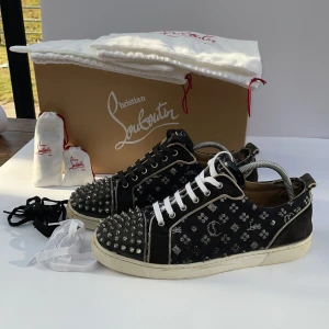 Christian Louboutin skor - Christian Louboutin skor. Sjukt rare colorway. Storlek: 45 men skulle säga de funkar 44 med. 9 stycken nitar som är utbytta då de förra låtsnade. Allt og medföljer Box, 2 stycken dustbags, skopapper, 2 små påsar med 2 extra svarta skosnören, tillkommer också ett par vita skosnören som jag har köpt till själv till skorna för att kunna välja emellan. Sulan har släpp litegrann på vissa ställen. Kom dm vid frågor och funderingar eller om ni vill ha fler bilder på något. Byten och bud funkar bra💯