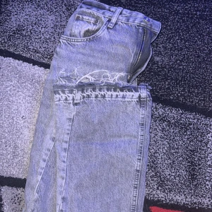 Gråa flared jeans från zara - Snygga grå jeans från Zara med en klassisk femficksdesign och dragkedja. Perfekta för en avslappnad stil. Helt nya, säljs för köpte fel storlek! Storleken är 36. Hör av er vid frågor😁!!!