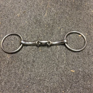 Metallbett för ridning - Säljer ett metallbett för ridning med två stora ringar och en ledad mittdel. Perfekt för hästutrustning och träning. Betten är i en klassisk design och tillverkade i slitstarkt material. Storlek 14 