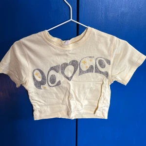 Gul croppad t-shirt från Urban Outfitters - Säljer en söt gul croppad t-shirt från Urban Outfitters. En tröja jag har älskat med inte riktigt min stil längre. Super skön och super söt☮️💛