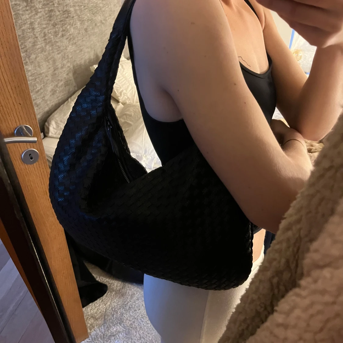 Svart flätad axelväska - 1