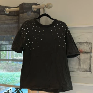 T-shirt med glitter - Jättefin T-shirt med stenar på. Sällan använd och inga defekter. Pris kan diskuteras!!!