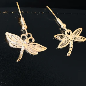 By prisförslag- 1 par Silverfärgade trollsländeörhängen - Charmiga örhängen i form av trollsländor med detaljerade vingar och olika kroppar. De är silverfärgade och har en krok för enkel användning. Perfekta för att lägga till en unik touch till din stil.