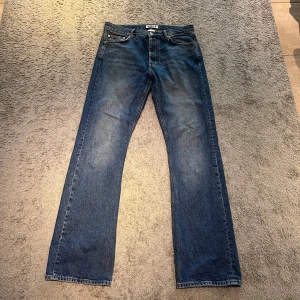 Hope Rush denim blå  - Snygga blå jeans från Hope med klassisk design. De har en rak passform och är tillverkade i slitstarkt denim. Perfekta för en stilren look.