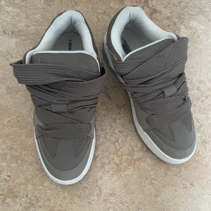 sneakers från Bershka - Snygga sneakers från Bershka med bred snörning och vit sula. Skorna har en modern design med vadderad insida för extra komfort. Perfekta för en stilren look. Använda en gång.