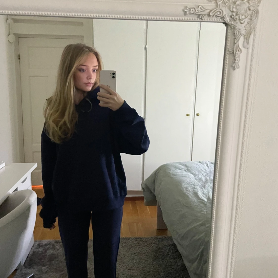 Mörkblå hoodie med stjärnmönster - 2