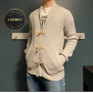 Beige kofta  - En fet kofta från next, den är i bra skick inga defekter, 9/10 | perfekt nu till vintern/våren | size M och den sitter som en M, den är sitter perfekt på mig som är 181cm, mått kan fås i DM | kom gärna med frågor och funderingar! |