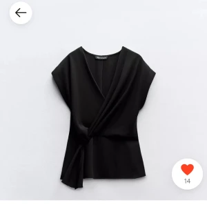 Svart omlottblus - Säljer en omlott blus från Zara då den ej kommer till användning, titta andra bilden för en bild på en defekt därav priset