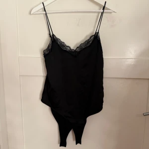 Svart spetsbody från Zara - Säljer en spetsbody från Zara, aldrig använd. Perfekt för fest 😍 Storlek S 