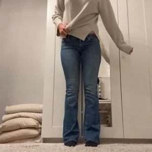 Lågmidjade bootcut jeans - Supersnygga lågmidjade jeans från Only. I storlek S längd 34. Inga supersnygliga defekter utan endast två större fläckar på insidan lår som ser ut som skuggor. Knappt märkbart när man har på sig de. Skriv gärna vid frågor🥰🥰