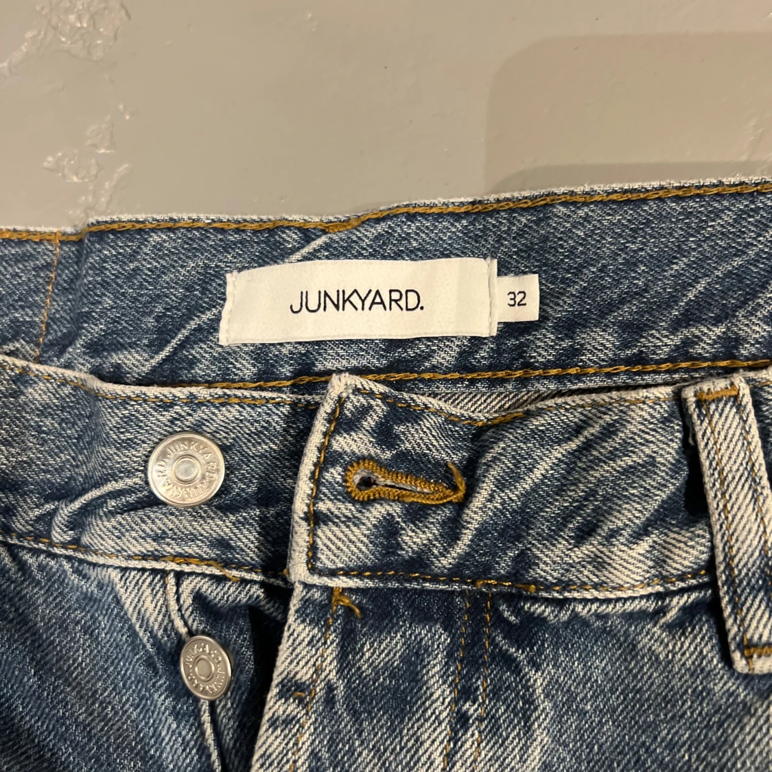 Blå jeans från Junkyard - 1