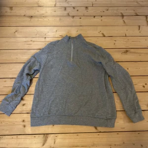 Grå tröja med dragkedja - Bra skick! - Säljer en stilren grå tröja från ASOS DESIGN. Tröjan har en halv dragkedja framtill och är tillverkad i ett mjukt material. Perfekt för en avslappnad look. Vid funderingar kring pris eller fler bilder så är det bara att kontakta mig! Kolla även in min sida. Säljer kläder sjukt billigt och då har du chansen att köpa bundles… Med vänlig hälsning, 👋  