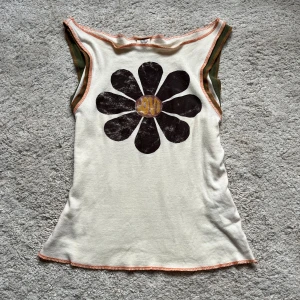 Ljusgult linne - Boatneck- topp med ett fint, somrigt tryck! Köpt på Urban outfitters i Stockholm 2022. Väldigt stretchigt tyg❤️ 