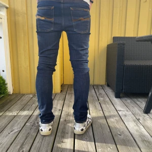 Nudie ”lean dean” - Säljer ett par nudie jeans lean dean som passar perfekt för alla årstider. Storlek W29 L32 och passar dig som är ungefär 175-185cm. Jeansen är i nyskick och har endast använts ett par gånger. Vid frågor eller funderingar är det bara att skicka ett meddelande. Pris kan diskuteras vid snabba affärer.