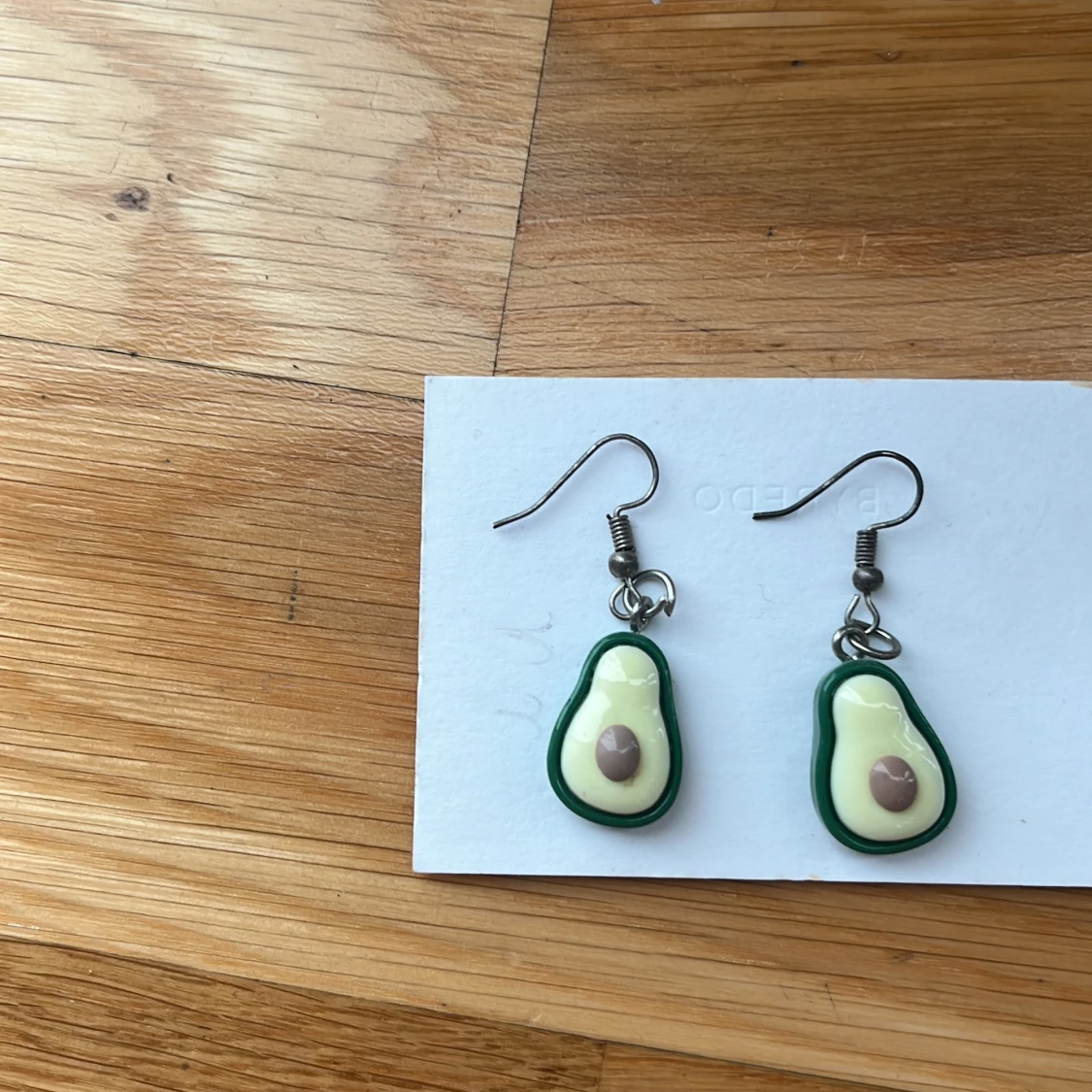 Avokado örhängen med grön kant