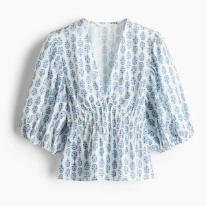 Blå blus h&m - Blus ifrån H&M med puff ärmar , svår att få tag på och väldigt eftertraktad! Använd en gång ☺️