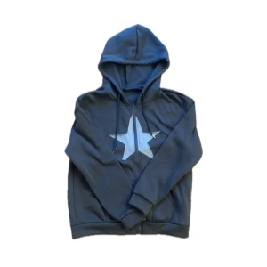  hoodie med grå stjärna -  hoodie med dragkedja och huva, prydd med en stor grå stjärna framtill. Tröjan har långa ärmar och ribbade muddar. Perfekt för dig som gillar en chill och stilren look med en twist. Snygg och enkel att matcha med jeans eller joggers. Tröjan är lite hårig men jag tvättar och rollar den innan. 