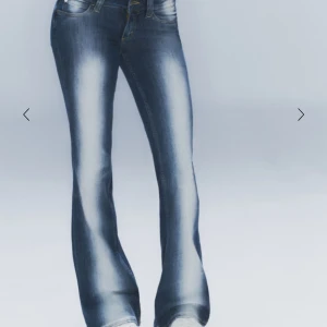 Blåa jeans med vit teckning - INTRESSEKOL PÅ MINA WEEKDAY JEANS, använda få gånger💓 jätte fina på, hör av er vid intresse och föreslå pris 