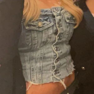 Jeanstopp - Jeanstopp från SHEIN i storlek S men sitter mer som XS. Som ny endast använt den en gång. (Kostar 189 ny)