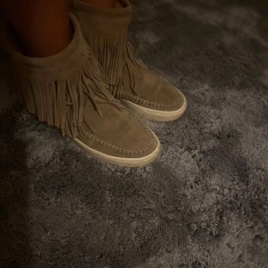 Odd Molly skor  - Snygga bruna boots från Odd Molly i mocka inga defekter storlek 38 skriv om ni vill ha mer bilder jag har inte kvar lådan till dom obs när man inte har på sig dem alltså när de står i sko hyllan håller de inte formen kan mötas upp