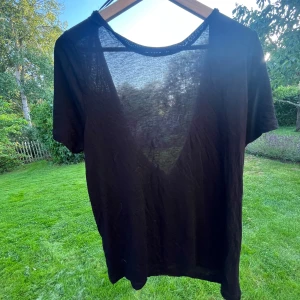 Svart från Nakd - Svart tröja från Nakd, med djupt i ryggen. Aldrig använd, storlek L men passar annat också 💕