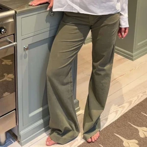 Ljusgröna manchesterbyxor Design Si - Snygga ljusgröna manchesterbyxor från Design Si. Perfekta för dig som vill ha en trendig och bekväm look med retrovibbar.