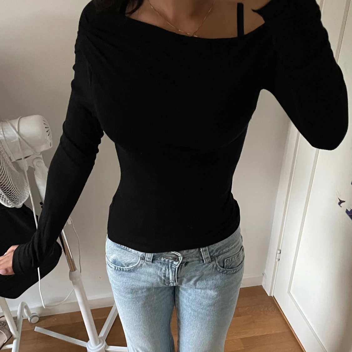 Svart långärmad offshoulder topp