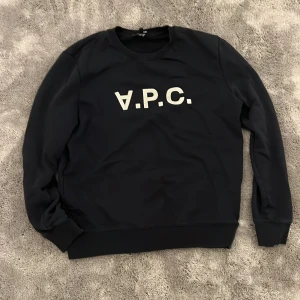 Apc sweatshirt  - En väldigt snygg Apc sweatshirt som jag säljer för att den är för liten. Storleken är M men passar definitivt S, tröjan är i rätt så bra skick. Skriv för fler frågor. 