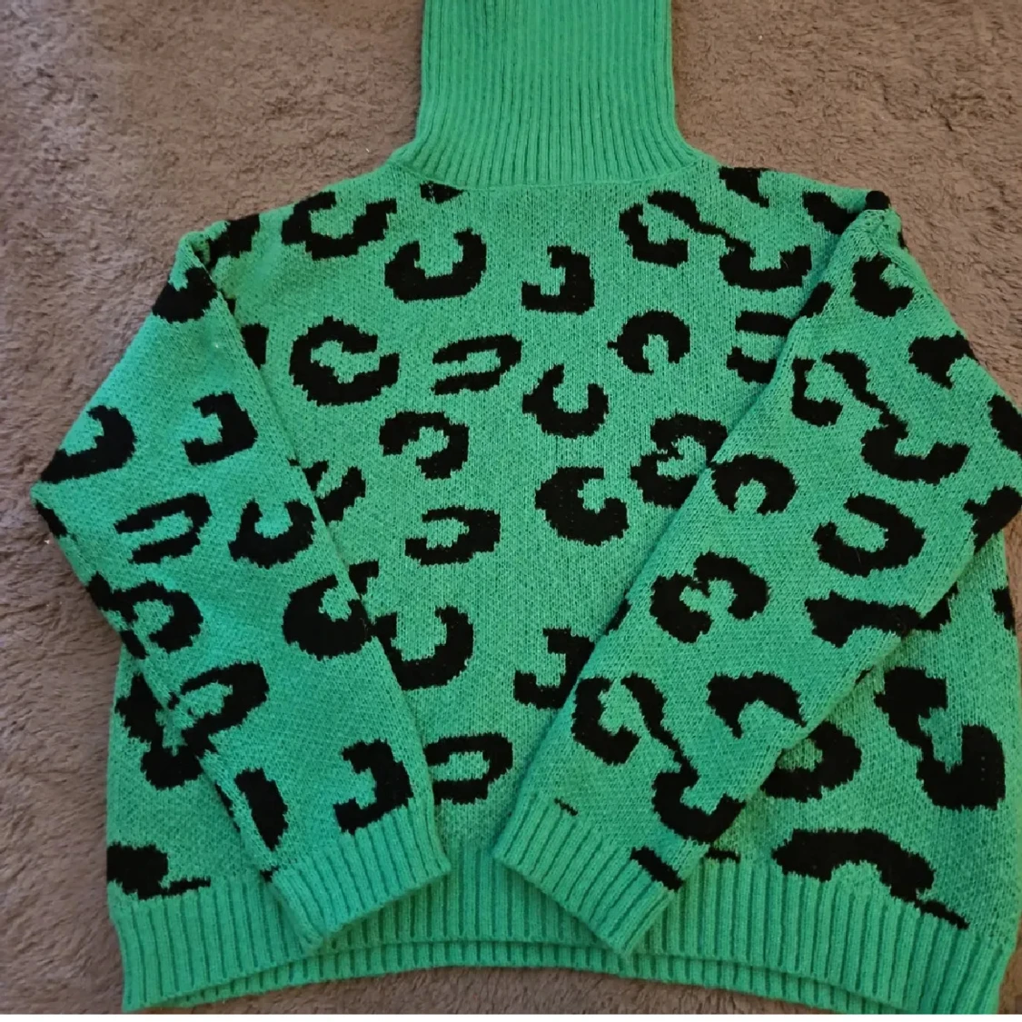 Grön leopardmönstrad polotröja