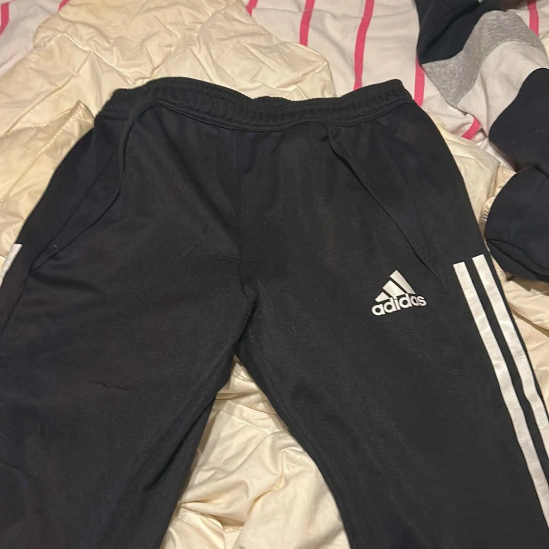 Svarta Adidas mjukisbyxor med vita ränder