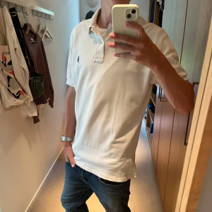 Ralph Lauren pike - Tjenare, säljer en snygg vit pikétröja från Ralph Lauren. Skicket är sådär skulle säga 7/10, finns fläckar men som troligen går bort. Storleken är M, killen på bilden är 180 cm. Släng iväg ett dm för frågor! 🍾🙌