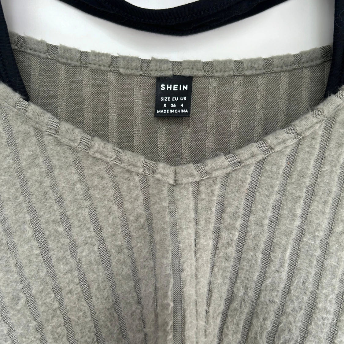 Grön croppad ribbad tröja  - 1